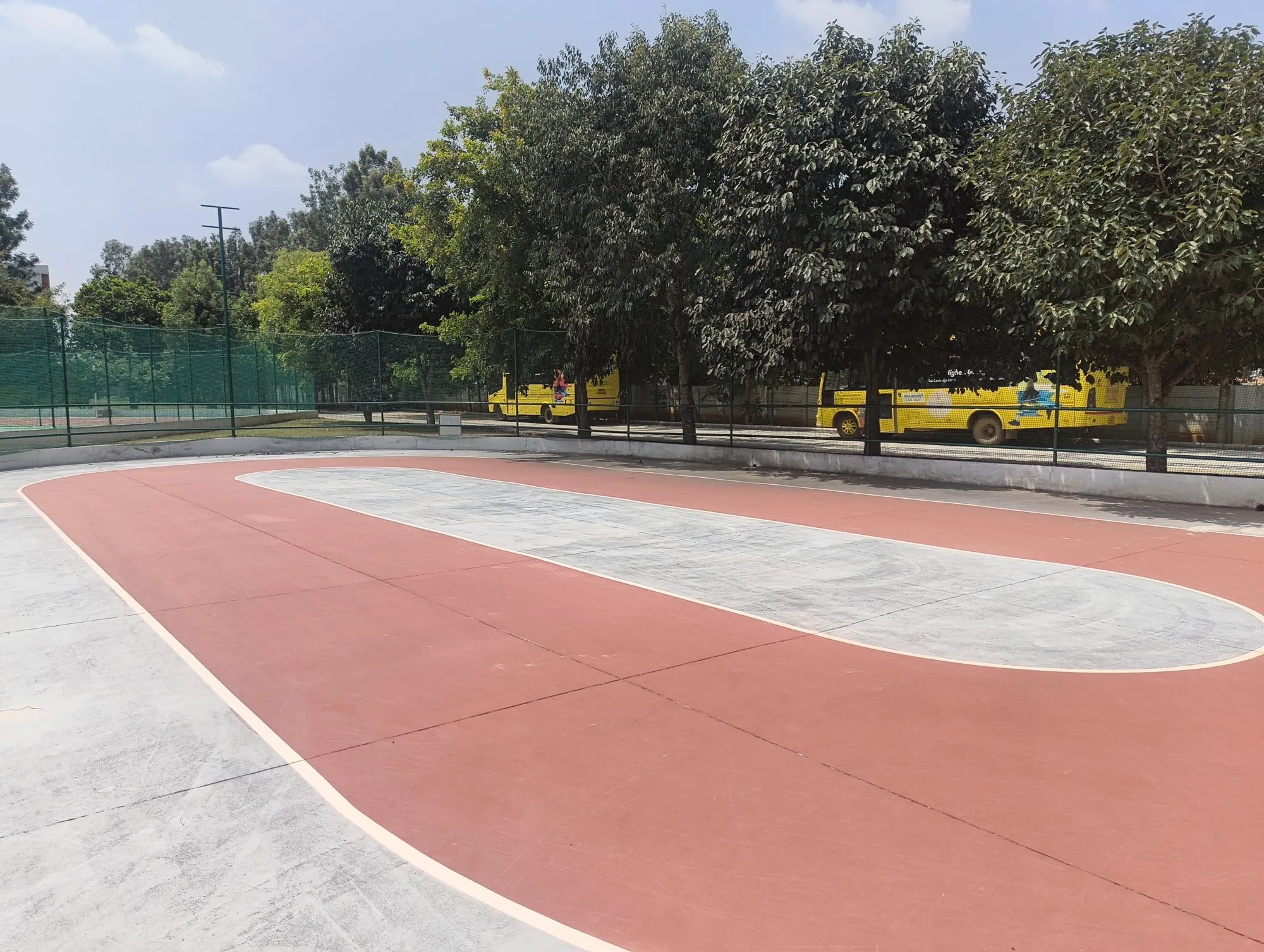 Oval skating rink